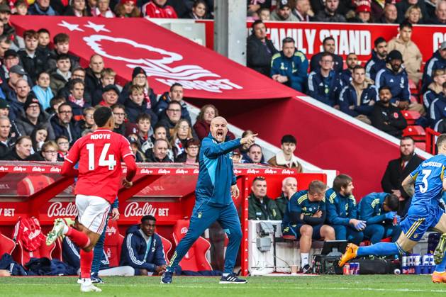 Premier League Nottingham Forest v Leeds United Sean Dyche manager of Nottingham Forest gives his team instructions during the Premier League match Nottingham Forest vs Leeds United at City Ground, Nottingham, United Kingdom, 9th November 2025 (Photo by Alfie Cosgrove News Images) Nottingham City Ground Nottinghamshire United Kingdom Copyright: xAlfiexCosgrove NewsxImagesx
