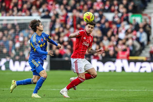 Premier League Nottingham Forest v Leeds United Neco Williams of Nottingham Forest controls the ball under pressure from Brenden Aaronson of Leeds United during the Premier League match Nottingham Forest vs Leeds United at City Ground, Nottingham, United Kingdom, 9th November 2025 (Photo by Alfie Cosgrove News Images) Nottingham City Ground Nottinghamshire United Kingdom Copyright: xAlfiexCosgrove NewsxImagesx