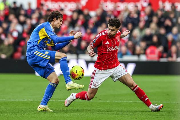 Premier League Nottingham Forest v Leeds United Brenden Aaronson of Leeds United and Neco Williams of Nottingham Forest battle for the ball during the Premier League match Nottingham Forest vs Leeds United at City Ground, Nottingham, United Kingdom, 9th November 2025 (Photo by Alfie Cosgrove News Images) Nottingham City Ground Nottinghamshire United Kingdom Copyright: xAlfiexCosgrove NewsxImagesx
