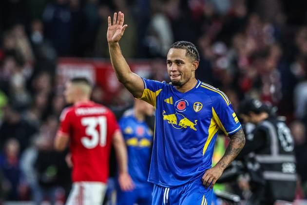 Premier League Nottingham Forest v Leeds United Noah Okafor of Leeds United waves to the fans after the game during the Premier League match Nottingham Forest vs Leeds United at City Ground, Nottingham, United Kingdom, 9th November 2025 (Photo by Alfie Cosgrove News Images) Nottingham City Ground Nottinghamshire United Kingdom Copyright: xAlfiexCosgrove NewsxImagesx