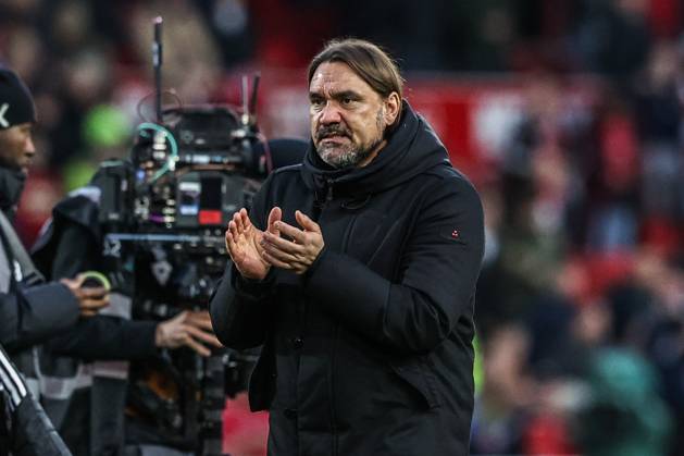 Premier League Nottingham Forest v Leeds United Daniel Faroe manager of Leeds United applauds the fans after the game during the Premier League match Nottingham Forest vs Leeds United at City Ground, Nottingham, United Kingdom, 9th November 2025 (Photo by Alfie Cosgrove News Images) Nottingham City Ground Nottinghamshire United Kingdom Copyright: xAlfiexCosgrove NewsxImagesx