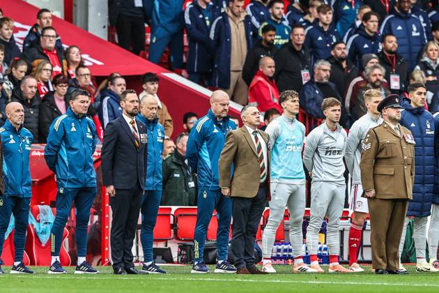 Premier League Nottingham Forest v Leeds United Sean Dyche manager of Nottingham Forest and the staff have a minutes silence for Remembrance Day during the Premier League match Nottingham Forest vs Leeds United at City Ground, Nottingham, United Kingdom, 9th November 2025 (Photo by Alfie Cosgrove News Images) Nottingham City Ground Nottinghamshire United Kingdom Copyright: xAlfiexCosgrove NewsxImagesx