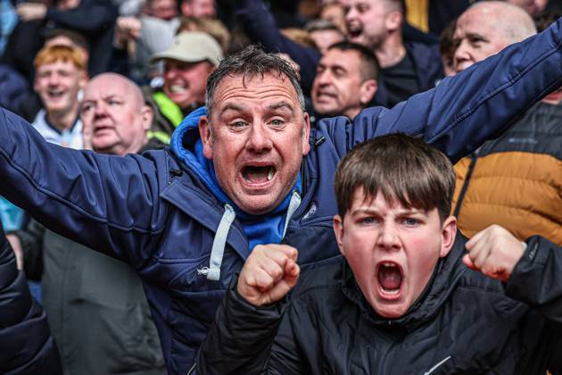 Premier League Nottingham Forest v Leeds United Leeds fans celebrate the first goal of the game during the Premier League match Nottingham Forest vs Leeds United at City Ground, Nottingham, United Kingdom, 9th November 2025 (Photo by Alfie Cosgrove News Images) Nottingham City Ground Nottinghamshire United Kingdom Copyright: xAlfiexCosgrove NewsxImagesx