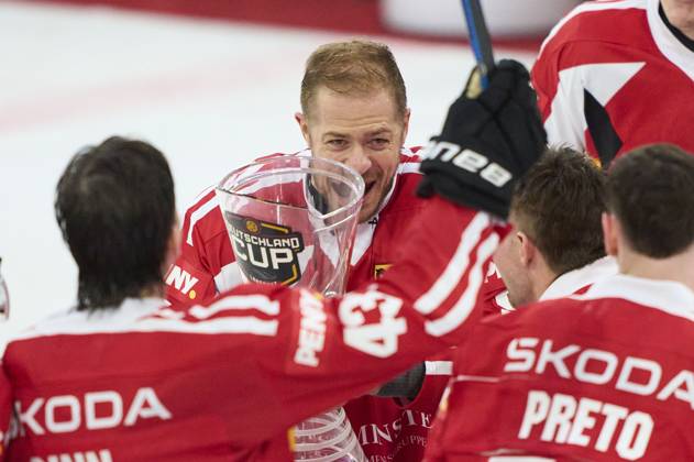 Team Germany with captain Moritz Müller, Mueller of Germany celebrate the win of the Cup after the match GERMANY - SLOVAKIA 3-0 DEB Ice hockey, Eishockey DEUTSCHLAND CUP in Landshut, Germany, November 9, 2025, Season 2025 2026.