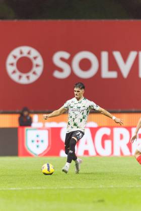 Dinis Pinto seen during Liga Portugal game between teams of Sporting Braga and Moreirense FC at Estadio Municipal de Braga (Bernardo Benjamim Ball Raw Images) Braga Estadio Municipal de Braga Portugal Copyright: xBernardoxBenjamimx bernardobenjamin_bragamoreirense25_26-13