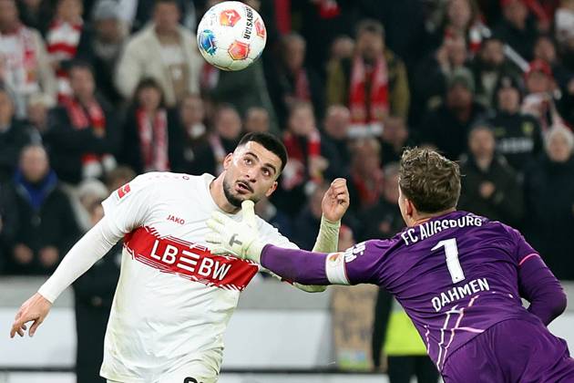 09 11 2025, xrekx, Soccer 1 Bundesliga, VfB Stuttgart FC Augsburg v l Deniz Undav VfB Stuttgart Finn Dahmen FC Augsburg Zweikampf, Aktion, action, battle for the ball DFL DFB REGULATIONS PROHIBIT ANY USE OF PHOTOGRAPHS as IMAGE SEQUENCES and or QUASI VIDEO Stuttgart