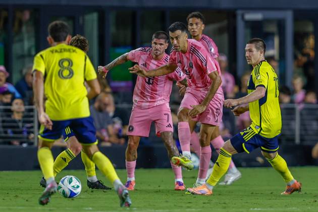 FT. LAUDERDALE, FL - NOVEMBER 08: Inter Miami midfielder Sergio Busquets (5) passes the ball in the first half during a MLS, Fussball Herren, USA Cup Playoffs match between Inter Miami CF and Nashville SC at Chase Stadium on November 08, 2025 in Fort Lauderdale, Florida. (Photo by Chris Arjoon Icon Sportswire) SOCCER: NOV 08 MLS Cup Playoffs Inter Miami CF vs Nashville SC EDITORIAL USE ONLY Icon25110800155
