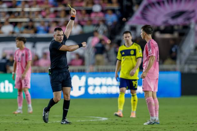 FT. LAUDERDALE, FL - NOVEMBER 08: Inter Miami midfielder Baltasar Rodriguez (11) receives a yellow card in the first half during a MLS, Fussball Herren, USA Cup Playoffs match between Inter Miami CF and Nashville SC at Chase Stadium on November 08, 2025 in Fort Lauderdale, Florida. (Photo by Chris Arjoon Icon Sportswire) SOCCER: NOV 08 MLS Cup Playoffs Inter Miami CF vs Nashville SC EDITORIAL USE ONLY Icon25110800156