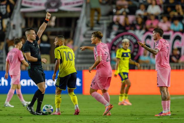 FT. LAUDERDALE, FL - NOVEMBER 08: Inter Miami midfielder Rodrigo de Paul (7) receives a yellow card as Inter Miami forward Mateo Silvetti (24) and Nashville SC midfielder Hany Mukhtar (10) look on in the first half during a MLS, Fussball Herren, USA Cup Playoffs match between Inter Miami CF and Nashville SC at Chase Stadium on November 08, 2025 in Fort Lauderdale, Florida. (Photo by Chris Arjoon Icon Sportswire) SOCCER: NOV 08 MLS Cup Playoffs Inter Miami CF vs Nashville SC EDITORIAL USE ONLY Icon25110800160