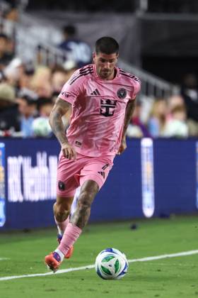FT. LAUDERDALE, FL - NOVEMBER 08: Inter Miami midfielder Rodrigo de Paul (7) attacks with the ball after juking a defender during game three of the first round playoff patch between Nashville SC and Inter Miami CF on Saturday, November 8, 2025 at Chase Stadium in Fort Lauderdale, FL. (Photo by Peter Joneleit Icon Sportswire) SOCCER: NOV 08 MLS, Fussball Herren, USA Cup Playoffs Inter Miami CF vs Nashville SC EDITORIAL USE ONLY Icon251108114