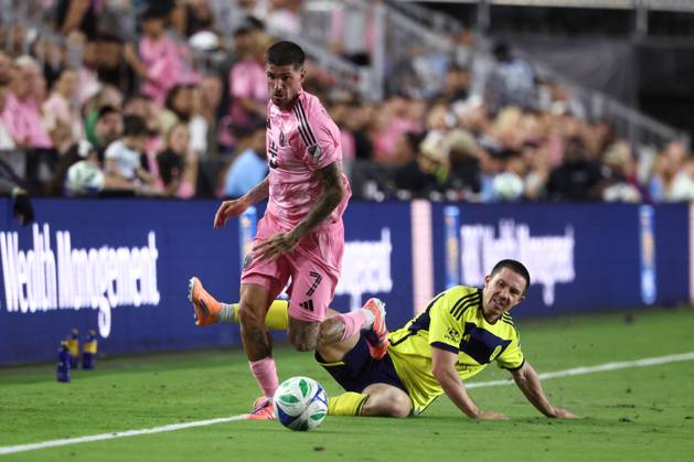 FT. LAUDERDALE, FL - NOVEMBER 08: Inter Miami midfielder Rodrigo de Paul (7) attacks with the ball after juking a defender during game three of the first round playoff patch between Nashville SC and Inter Miami CF on Saturday, November 8, 2025 at Chase Stadium in Fort Lauderdale, FL. (Photo by Peter Joneleit Icon Sportswire) SOCCER: NOV 08 MLS, Fussball Herren, USA Cup Playoffs Inter Miami CF vs Nashville SC EDITORIAL USE ONLY Icon251108115