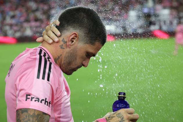 FT. LAUDERDALE, FL - NOVEMBER 08: Inter Miami midfielder Rodrigo de Paul (7) sprays himself in water before game three of the first round playoff patch between Nashville SC and Inter Miami CF on Saturday, November 8, 2025 at Chase Stadium in Fort Lauderdale, FL. (Photo by Peter Joneleit Icon Sportswire) SOCCER: NOV 08 MLS, Fussball Herren, USA Cup Playoffs Inter Miami CF vs Nashville SC EDITORIAL USE ONLY Icon251108101