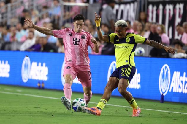FT. LAUDERDALE, FL - NOVEMBER 08: Inter Miami midfielder Baltasar Rodriguez (11) and Nashville SC midfielder Andy Najar (31) battle for the ball during game three of the first round playoff patch between Nashville SC and Inter Miami CF on Saturday, November 8, 2025 at Chase Stadium in Fort Lauderdale, FL. (Photo by Peter Joneleit Icon Sportswire) SOCCER: NOV 08 MLS, Fussball Herren, USA Cup Playoffs Inter Miami CF vs Nashville SC EDITORIAL USE ONLY Icon251108107
