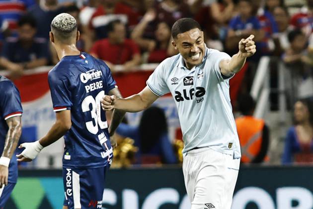 Fortaleza v Gremio - Brasileirao 2025 Player Carlos Vinicius celebrates a goal during the match between Fortaleza and Gremio, valid for the 33rd round of the Brazilian Serie A championship of 2025, at Arena Castelao in Fortaleza, Brazil, on November 9, 2025. Fortaleza Ceara Brasil Copyright: xThenews2x originalFilename:thenews2-matchbet251109_np6RT
