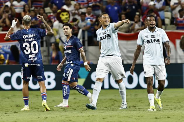 Fortaleza v Gremio - Brasileirao 2025 Player Carlos Vinicius celebrates a goal during the match between Fortaleza and Gremio, valid for the 33rd round of the Brazilian Serie A championship of 2025, at Arena Castelao in Fortaleza, Brazil, on November 9, 2025. Fortaleza Ceara Brasil Copyright: xThenews2x originalFilename:thenews2-matchbet251109_nphOy
