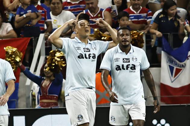 Fortaleza v Gremio - Brasileirao 2025 Player Carlos Vinicius celebrates a goal during the match between Fortaleza and Gremio, valid for the 33rd round of the Brazilian Serie A championship of 2025, at Arena Castelao in Fortaleza, Brazil, on November 9, 2025. Fortaleza Ceara Brasil Copyright: xThenews2x originalFilename:thenews2-matchbet251109_npV14