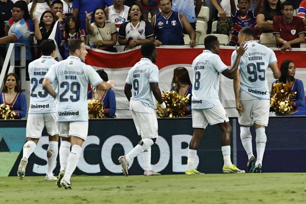 Fortaleza v Gremio - Brasileirao 2025 Player Carlos Vinicius celebrates a goal during the match between Fortaleza and Gremio, valid for the 33rd round of the Brazilian Serie A championship of 2025, at Arena Castelao in Fortaleza, Brazil, on November 9, 2025. Fortaleza Ceara Brasil Copyright: xThenews2x originalFilename:thenews2-matchbet251109_np1ux