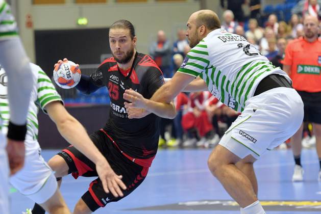 Olle Forsell Schefvert MT Melsungen 25 on the ball , David Debreczeni FTC Green Collect 23 , GER, MT Melsungen Ferencvarosi Torna Club Green Collect Budapest HUN l, Handball, EHF European League Maenner, Group Matches, Saison 2025 2026, 11 11 2025, GER, MT Melsungen FTC Green Collect, Handball, EHF Maenner, Group Matches, Saison 2025 2026, 11 11 2025 Kassel Copyright: xEibner-Pressefotox xRolandxSippex EP_RSL
