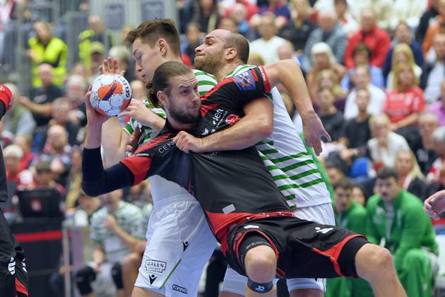 Olle Forsell Schefvert MT Melsungen 25 on ball , David Debreczeni FTC Green Collect 23 R , Miklos Karai FTC Green Collect 34 back , GER, MT Melsungen Ferencvarosi Torna Club Green Collect Budapest HUN l, Handball, EHF European League Maenner, Group Matches, Saison 2025 2026, 11 11 2025, GER, MT Melsungen FTC Green Collect, Handball, EHF Maenner, Group Matches, Saison 2025 2026, 11 11 2025 Kassel Copyright: xEibner-Pressefotox xRolandxSippex EP_RSL