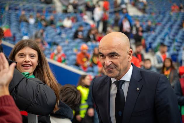 Portugal v Armenia - FIFA World Cup, WM, Weltmeisterschaft, Fussball 2026 Qualifier Roberto Martinez, head coach of Portugal, takes photos with fans before the game starts during the European World Cup Qualifiers 2026 football match between Portugal and Armenia at Estadio do Dragao in Porto, Portugal, on November 16, 2025. Porto Porto Portugal Copyright: xMiguelxLemosx originalFilename:lemos-european251116_np99Z