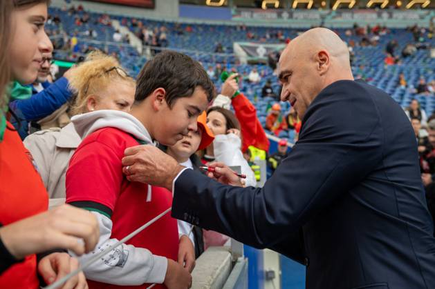 Portugal v Armenia - FIFA World Cup, WM, Weltmeisterschaft, Fussball 2026 Qualifier Roberto Martinez, head coach of Portugal, takes photos with fans before the game starts during the European World Cup Qualifiers 2026 football match between Portugal and Armenia at Estadio do Dragao in Porto, Portugal, on November 16, 2025. Porto Porto Portugal Copyright: xMiguelxLemosx originalFilename:lemos-european251116_npdBX