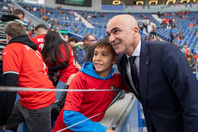 Portugal v Armenia - FIFA World Cup, WM, Weltmeisterschaft, Fussball 2026 Qualifier Roberto Martinez, head coach of Portugal, takes photos with fans before the game starts during the European World Cup Qualifiers 2026 football match between Portugal and Armenia at Estadio do Dragao in Porto, Portugal, on November 16, 2025. Porto Porto Portugal Copyright: xMiguelxLemosx originalFilename:lemos-european251116_npLap