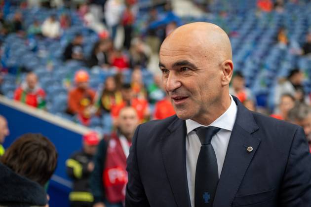 Portugal v Armenia - FIFA World Cup, WM, Weltmeisterschaft, Fussball 2026 Qualifier Roberto Martinez, head coach of Portugal, takes photos with fans before the game starts during the European World Cup Qualifiers 2026 football match between Portugal and Armenia at Estadio do Dragao in Porto, Portugal, on November 16, 2025. Porto Porto Portugal Copyright: xMiguelxLemosx originalFilename:lemos-european251116_npnRd