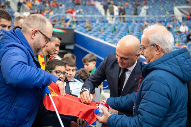 Portugal v Armenia - FIFA World Cup, WM, Weltmeisterschaft, Fussball 2026 Qualifier Roberto Martinez, head coach of Portugal, takes photos with fans before the game starts during the European World Cup Qualifiers 2026 football match between Portugal and Armenia at Estadio do Dragao in Porto, Portugal, on November 16, 2025. Porto Porto Portugal Copyright: xMiguelxLemosx originalFilename:lemos-european251116_npOi1