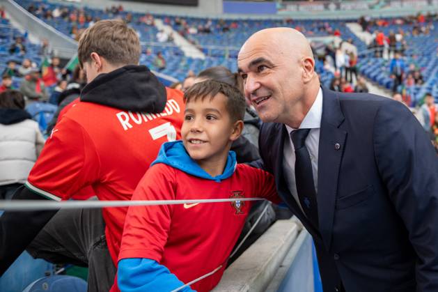 Portugal v Armenia - FIFA World Cup, WM, Weltmeisterschaft, Fussball 2026 Qualifier Roberto Martinez, head coach of Portugal, takes photos with fans before the game starts during the European World Cup Qualifiers 2026 football match between Portugal and Armenia at Estadio do Dragao in Porto, Portugal, on November 16, 2025. Porto Porto Portugal Copyright: xMiguelxLemosx originalFilename:lemos-european251116_npVjG