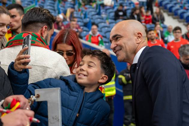 Portugal v Armenia - FIFA World Cup, WM, Weltmeisterschaft, Fussball 2026 Qualifier Roberto Martinez, head coach of Portugal, takes photos with fans before the game starts during the European World Cup Qualifiers 2026 football match between Portugal and Armenia at Estadio do Dragao in Porto, Portugal, on November 16, 2025. Porto Porto Portugal Copyright: xMiguelxLemosx originalFilename:lemos-european251116_npW6N
