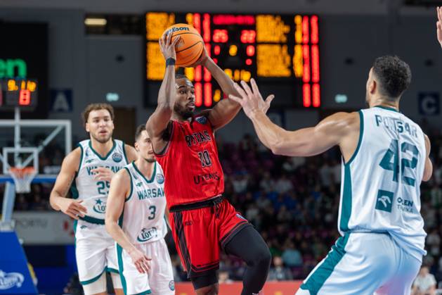 Legia Warszawa - Vilniaus Rytas 18.11.2025 basketball , Warsaw, Basketball Champions League BCL (koszykowka, Liga Mistrzow), game match Legia Warszawa - Vilniaus Rytas image shows: Jerrick Harding (1) Carl Ponsar (R) photo Katarzyna Plewczynska Fotostyk Copyright: xKatarzynaxPlewczynskax 20251118FCTKP185
