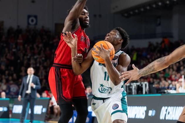 Legia Warszawa - Vilniaus Rytas 18.11.2025 basketball , Warsaw, Basketball Champions League BCL (koszykowka, Liga Mistrzow), game match Legia Warszawa - Vilniaus Rytas ( Vilnius ) image shows: Jordan Walker (L) Ben Shungu (R) photo Katarzyna Plewczynska Fotostyk Copyright: xKatarzynaxPlewczynskax 20251118FCTKP227