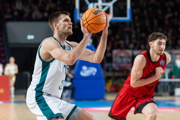Legia Warszawa - Vilniaus Rytas 18.11.2025 basketball , Warsaw, Basketball Champions League BCL (koszykowka, Liga Mistrzow), game match Legia Warszawa - Vilniaus Rytas ( Vilnius ) image shows: Ojars Silins (L) photo Katarzyna Plewczynska Fotostyk Copyright: xKatarzynaxPlewczynskax 20251118FCTKP027