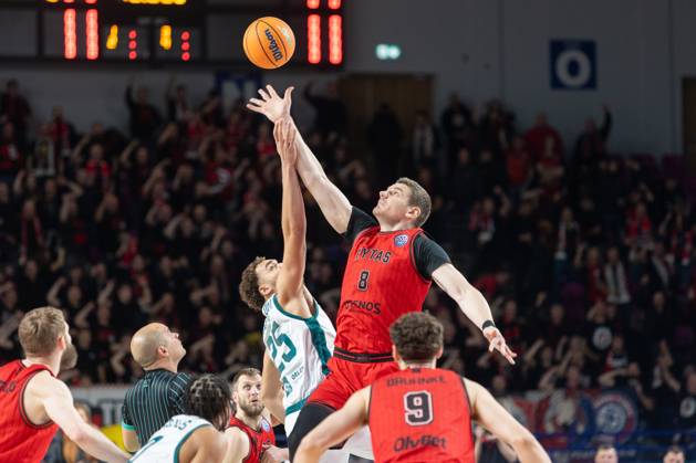 Legia Warszawa - Vilniaus Rytas 18.11.2025 basketball , Warsaw, Basketball Champions League BCL (koszykowka, Liga Mistrzow), game match Legia Warszawa - Vilniaus Rytas ( Vilnius ) image shows: Race Thompson (L) Arturas Gudaitis (R) photo Katarzyna Plewczynska Fotostyk Copyright: xKatarzynaxPlewczynskax 20251118FCTKP010