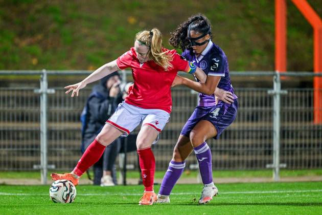 251115 RSC ANDERLECHT VS STANDARD Amber Barrett (9) of Standard and Nia Elyn (4) of RSC Anderlecht Women pictured during a female soccer game between RSC Anderlecht Women and Standard Femina de Liege on the 9th matchday of the 2024 - 2025 season of the Belgian Lotto Womens Super League , on Saturday 15 November 2025 in Deinze , Belgium . PHOTO SPORTPIX Stijn Audooren Deinze Belgium Copyright: xStijnxAudoorenx 20251115_133251_SA2_4187