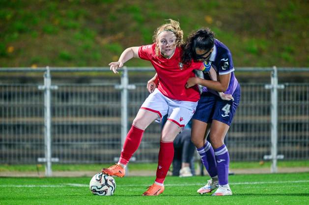 251115 RSC ANDERLECHT VS STANDARD Amber Barrett (9) of Standard and Nia Elyn (4) of RSC Anderlecht Women pictured during a female soccer game between RSC Anderlecht Women and Standard Femina de Liege on the 9th matchday of the 2024 - 2025 season of the Belgian Lotto Womens Super League , on Saturday 15 November 2025 in Deinze , Belgium . PHOTO SPORTPIX Stijn Audooren Deinze Belgium Copyright: xStijnxAudoorenx 20251115_133252_SA2_4189