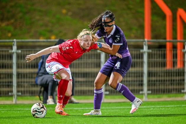 251115 RSC ANDERLECHT VS STANDARD Amber Barrett (9) of Standard and Nia Elyn (4) of RSC Anderlecht Women pictured during a female soccer game between RSC Anderlecht Women and Standard Femina de Liege on the 9th matchday of the 2024 - 2025 season of the Belgian Lotto Womens Super League , on Saturday 15 November 2025 in Deinze , Belgium . PHOTO SPORTPIX Stijn Audooren Deinze Belgium Copyright: xStijnxAudoorenx 20251115_133253_SA2_4194