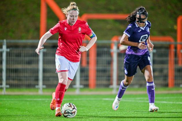 251115 RSC ANDERLECHT VS STANDARD Amber Barrett (9) of Standard and Nia Elyn (4) of RSC Anderlecht Women pictured during a female soccer game between RSC Anderlecht Women and Standard Femina de Liege on the 9th matchday of the 2024 - 2025 season of the Belgian Lotto Womens Super League , on Saturday 15 November 2025 in Deinze , Belgium . PHOTO SPORTPIX Stijn Audooren Deinze Belgium Copyright: xStijnxAudoorenx 20251115_133254_SA2_4200