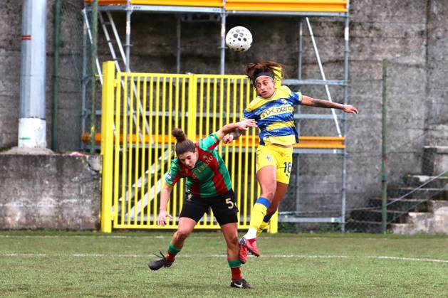 CALCIO - Serie A Femminile - Ternana Women vs Parma Calcio Real Carranza Kerlly (Parma) vs Perluzzo Laura (Ternana) during Italian women s series A, match Ternana Women vs Parma Calcio 22 November 2025 at the Moreno Gubbiotti stadiumin Narni Italy (Photo by Luca Marchetti LiveMedia) during Ternana Women vs Parma Calcio, Italian football Serie A Women match in Narni (TR), Italy, November 22 2025 Narni (TR) Italy Copyright: xIPAxSport ABACAx