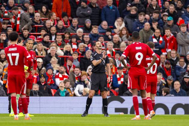 Football - FA Premier League - Liverpool FC v Nottingham Forest FC LIVERPOOL, ENGLAND - Saturday, November 22, 2025: Referee Andrew Madley advising that there is a VAR check during the FA Premier League match between Liverpool FC and Nottingham Forest FC at Anfield. (Photo by David Rawcliffe Propaganda) LIVERPOOL Anfield MERSEYSIDE ENGLAND Copyright: xDavidxRawcliffex P2025-11-22-Liverpool_Nottingham_Forest-34