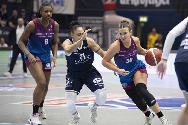 Toyota DBBL 2025 2026 Syntainics MBC vs Eigener Angels Nördlingen Halle Saale, Germany November 22, 2025 In the picture from left Chanel Ndi Noerdlingen , Rachel Arthur Halle and Samantha Ashby Noerdlingen Weissenfels Stadthalle Weissenfels Sachsen Anhalt Germany