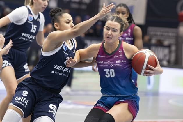 Toyota DBBL 2025 2026 Syntainics MBC vs Eigener Angels Nördlingen Halle Saale, Germany November 22, 2025 In the picture from left in the duel Rachel Arthur Halle and Samantha Ashby Noerdlingen Weissenfels Stadthalle Weissenfels Saxony Anhalt Germany