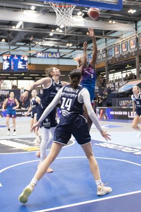 Toyota DBBL 2025 2026 Syntainics MBC vs Eigener Angels Nördlingen Halle Saale, Germany November 22, 2025 In the picture from left Katelyn Shumate Halle , Romy Bär Baer Halle and Chanel Ndi Noerdlingen Weissenfels Stadthalle Weissenfels Sachsen Anhalt Germany