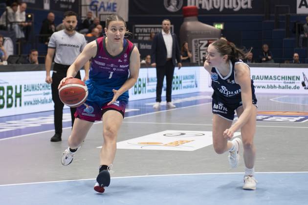 Toyota DBBL 2025 2026 Syntainics MBC vs Eigener Angels Nördlingen Halle Saale, Germany November 22, 2025 In the picture from left Laura Schinkel Noerdlingen and Nicole Brochlitz Halle Weissenfels Stadthalle Weissenfels Saxony Anhalt Germany
