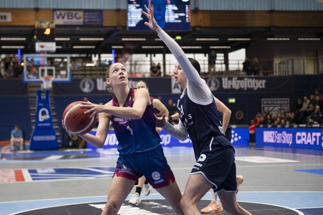 Toyota DBBL 2025 2026 Syntainics MBC vs Eigener Angels Nördlingen Halle Saale, Germany November 22, 2025 In the picture from left in the duel Laura Schinkel Noerdlingen and Katelyn Shumate Halle Weissenfels Stadthalle Weissenfels Saxony Anhalt Germany