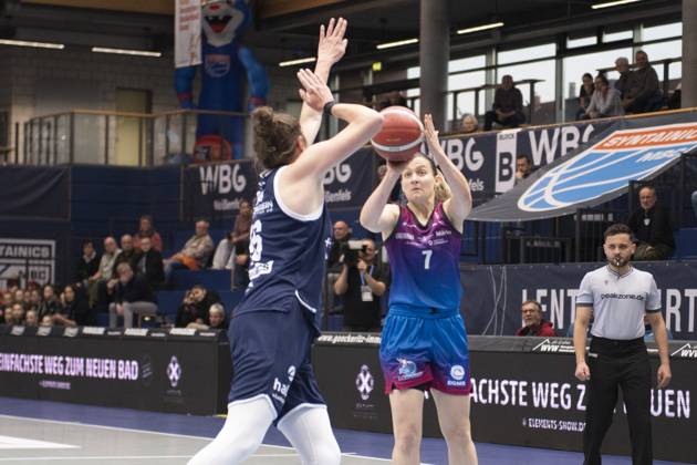 Toyota DBBL 2025 2026 Syntainics MBC vs Eigener Angels Nördlingen Halle Saale, Germany November 22, 2025 In the picture from left Romy Bär Baer Halle and Laura Schinkel Noerdlingen Weissenfels Stadthalle Weissenfels Sachsen Anhalt Germany