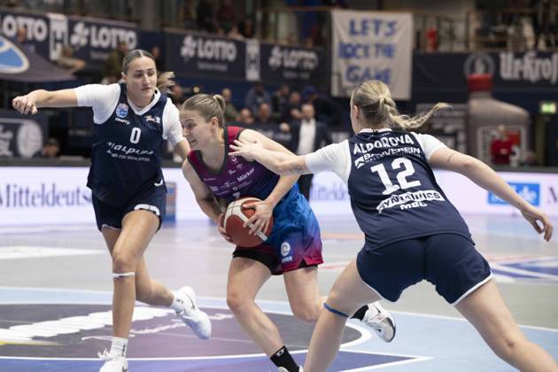 Toyota DBBL 2025 2026 Syntainics MBC vs Eigener Angels Nördlingen Halle Saale, Germany November 22, 2025 In the picture from left in the duel Alexia Allesch Halle , Laura Schinkel Noerdlingen and Anna Alborova Halle Weissenfels Stadthalle Weissenfels Saxony Anhalt Germany
