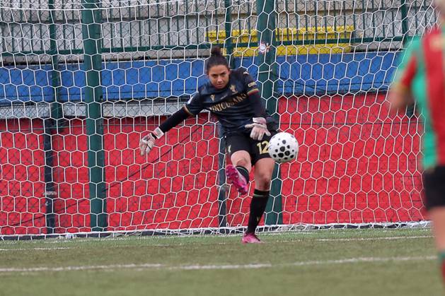 CALCIO - Serie A Femminile - Ternana Women vs Parma Calcio the goalkeeper Ciccioli Gloria (Ternana) during Italian women s series A, match Ternana Women vs Parma Calcio 22 November 2025 at the Moreno Gubbiotti stadiumin Narni Italy (Photo by Luca Marchetti LiveMedia) during Ternana Women vs Parma Calcio, Italian football Serie A Women match in Narni (TR), Italy, November 22 2025 Narni (TR) Italy Copyright: xIPAxSport ABACAx