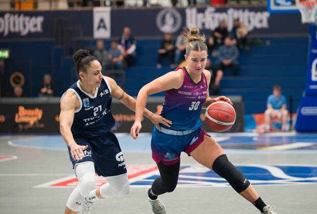 Rachel Arthur Lions, 21 , Samatha Ashby Angels, 30 , Syntainics MBC vs Eigner Angels Nördlingen, Basketball, Women, Bundesliga, Season 2025 26, 8 Matchday, 22 11 2025 Weißenfels Stadthalle Sachsen Anhalt Germany