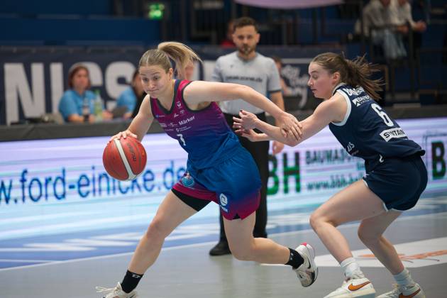 Laura Schinkel Angels, 7 , Nicole Brochlitz Lions, 6 , Syntainics MBC vs Eigner Angels Nördlingen, Basketball, Women, Bundesliga, Season 2025 26, 8 Matchday, 22 11 2025 Weißenfels Stadthalle Sachsen Anhalt Germany